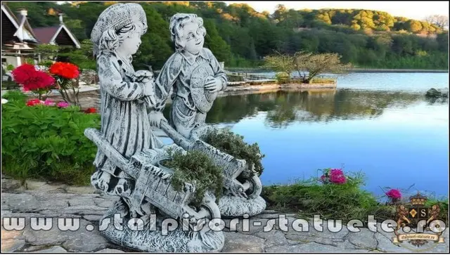 Set statuete gradinari, gri patinat, model J6, J7.