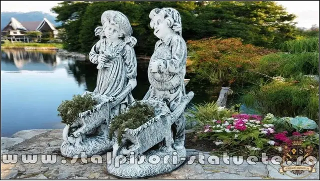 Set statuete gradinari, gri patinat, model J6, J7.