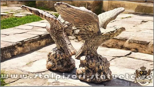 Statueta vultur pe stanca, aramiu, model S35.