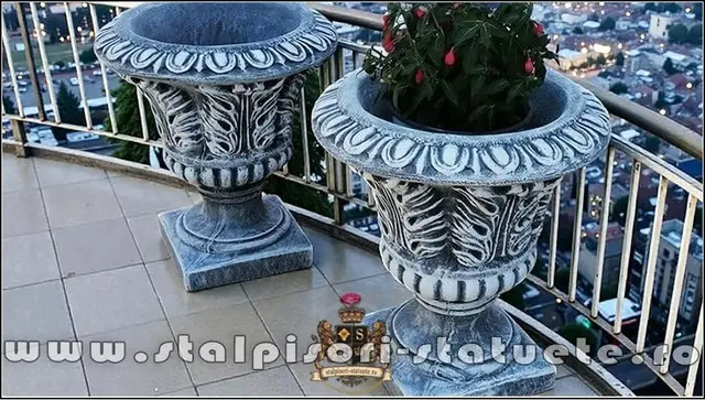 Vaza ornament stejar, gri patinat, model V3.