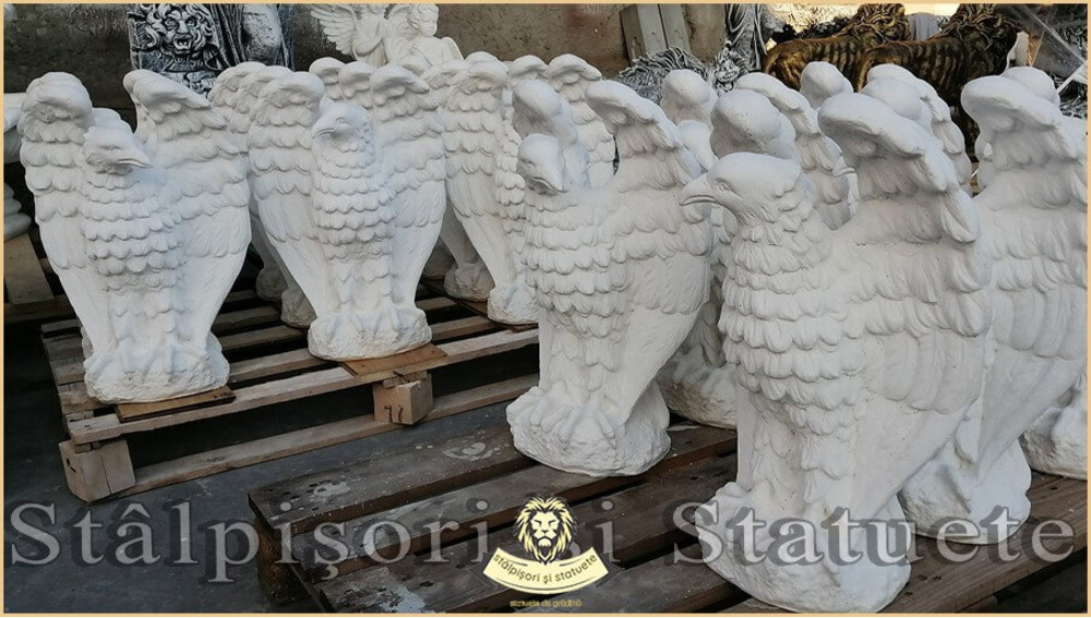 Statueta vultur, acvila, soim, uliu, alb marmorat, model S13. - 2