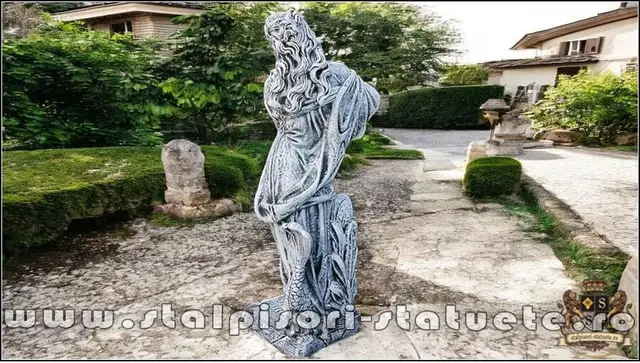 Statueta domnita cu ulcea, gri patinat, model S16.