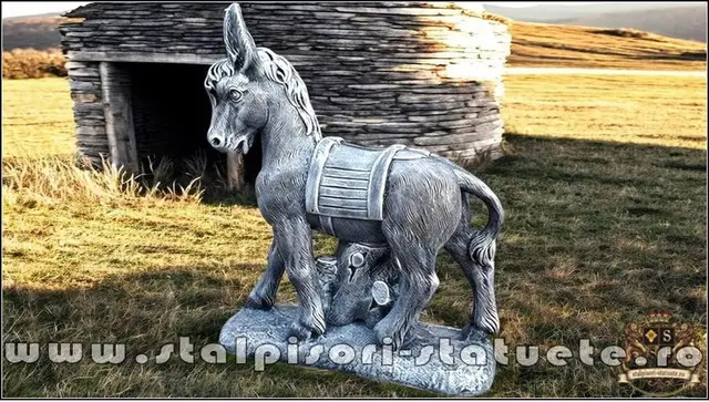 Statueta magarus pe stativ, gri, model S29.