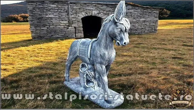 Statueta magarus pe stativ, gri, model S29.