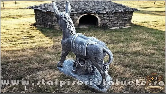 Statueta magarus pe stativ, gri, model S29.
