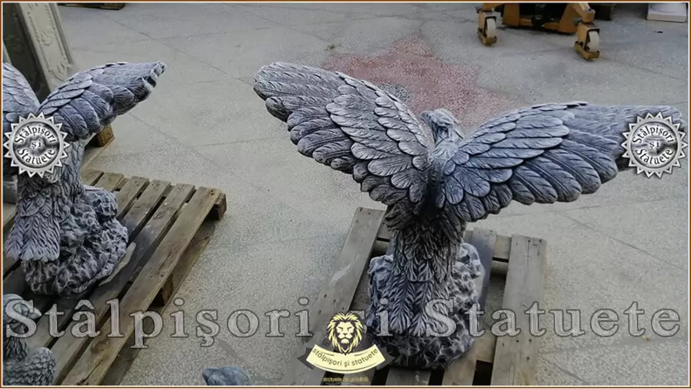 Set statuete vulturi pe stanca, din beton, model S35. - 2
