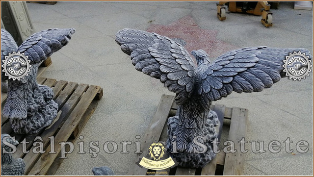Set statuete vulturi pe stanca, din beton, model S35. - Imagine 2