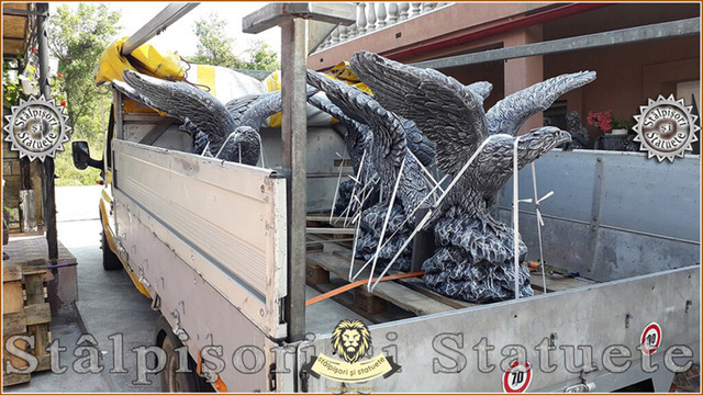 Set statuete vulturi pe stanca, din beton, model S35. - Imagine 3