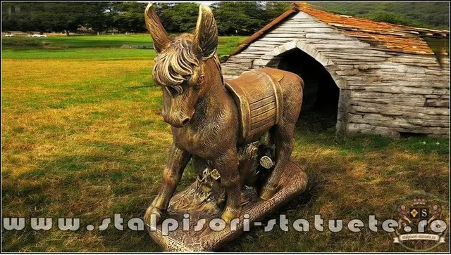 Statueta magarus pe stativ, aramiu, model S29.
