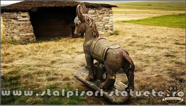 Statueta magarus pe stativ, aramiu, model S29.