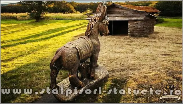 Statueta magarus pe stativ, aramiu, model S29.