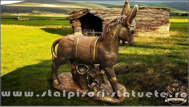 Statueta magarus pe stativ, aramiu, model S29.