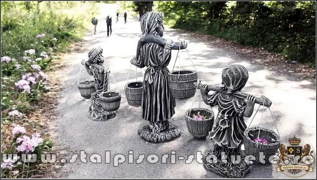 Mama si copii cu galetuse, gri patinat, model S65.