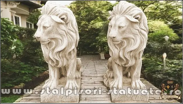 Statueta leu in sezut, galben patinat, model S46.