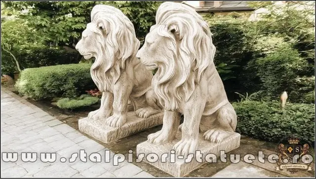 Statueta leu in sezut, galben patinat, model S46.