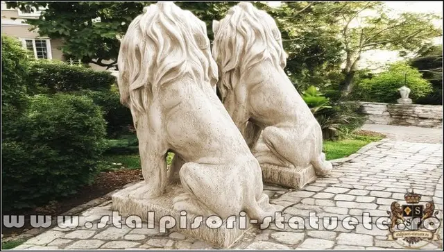 Statueta leu in sezut, galben patinat, model S46.