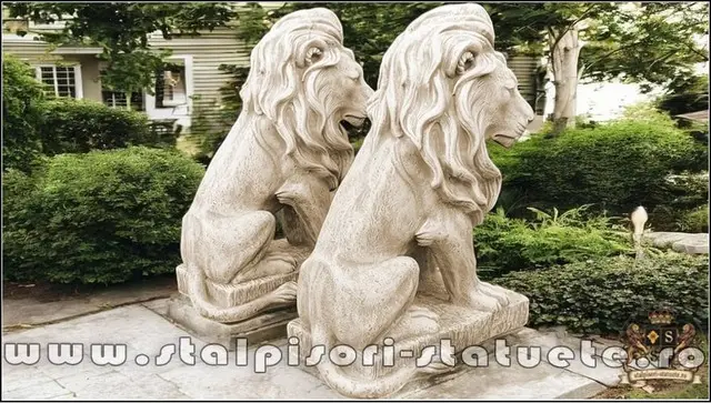 Statueta leu in sezut, galben patinat, model S46.