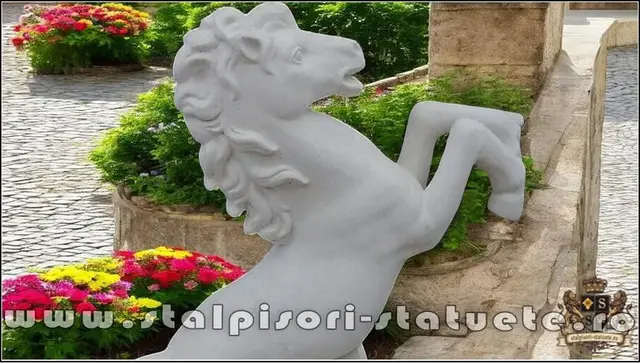 Statueta calut mare, alb marmorat, model S37.