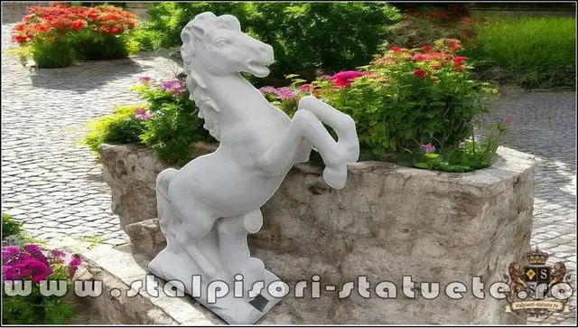 Statueta calut mare, alb marmorat, model S37.