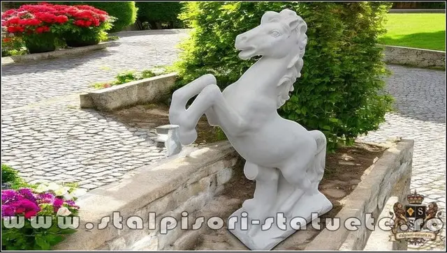Statueta calut mare, alb marmorat, model S37.