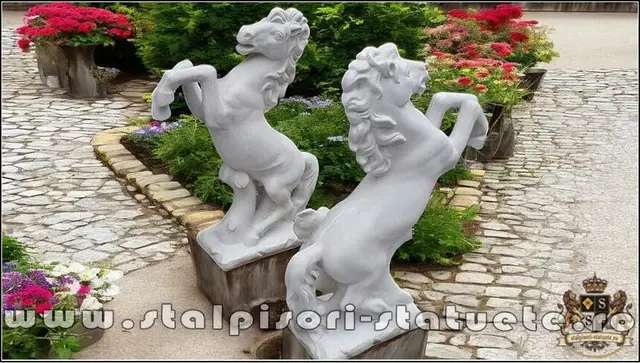 Statueta calut mare, alb marmorat, model S37.