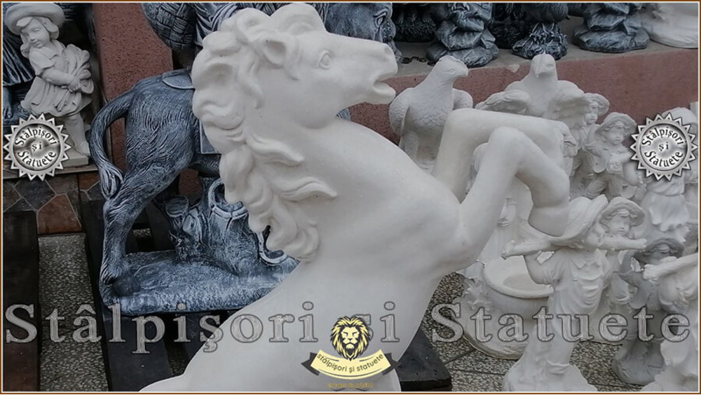 Statueta calut mare, alb marmorat, model S37. - 1
