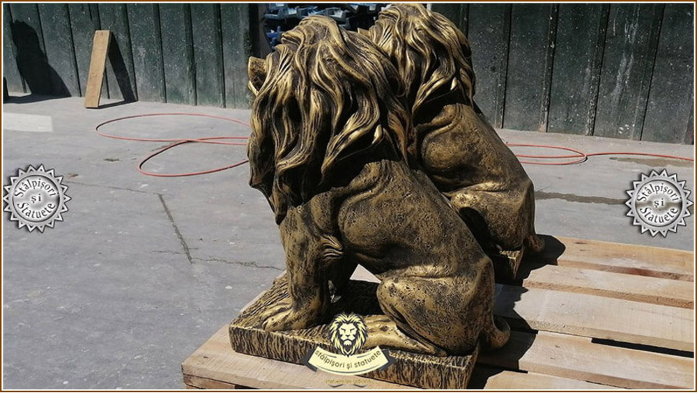 Statueta leu in sezut, auriu patinat, model S46. - 3