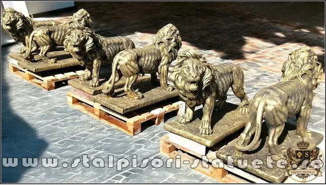 Statueta leu mare in picioare, auriu, model S33.