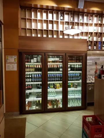 Vitrine rafturi frigorifice pentru bar, restaurant