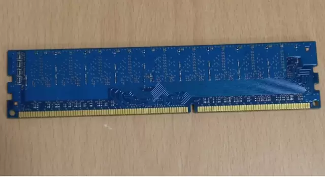 Vand Memorie RAM Hynix 1GB DDR3 pentru PC