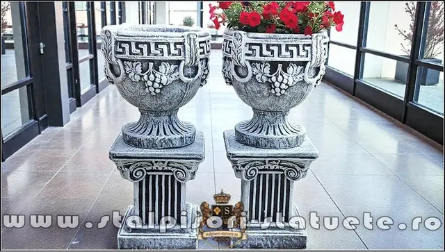 Set socluri cu vaze, gri patinat, model S64-V8.