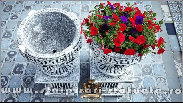 Set socluri cu vaze, gri patinat, model S64-V8.