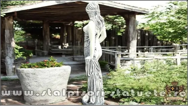 Statueta domnita ornament, gri, model S30.