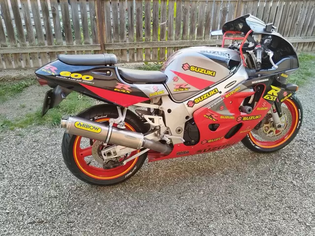 Suzuki gsxr 600 srad ! variante moto  /  auto