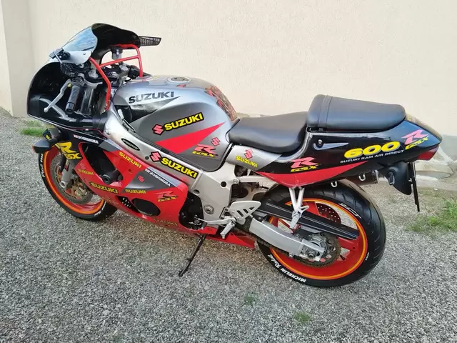 Suzuki gsxr 600 srad ! variante moto  /  auto