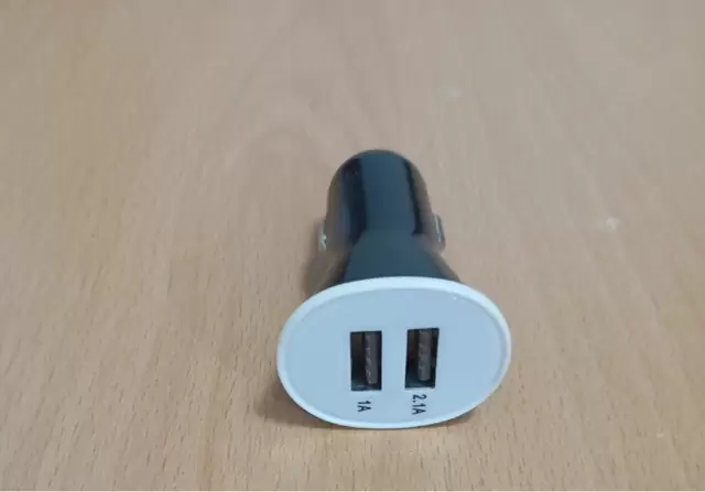 Vand 2 Incarcatoare auto cu 1 sau 2 porturi USB