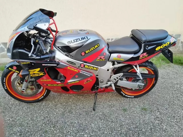 SUZUKI GSXR 600 SRAD ! variante MOTO / AUTO