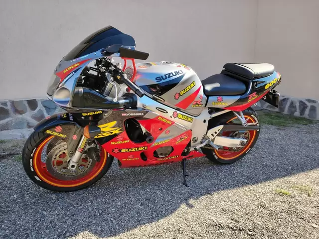 SUZUKI GSXR 600 SRAD ! variante MOTO / AUTO