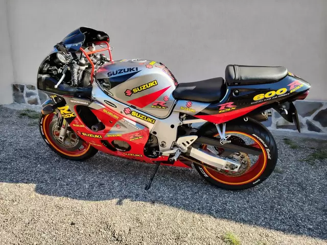 SUZUKI GSXR 600 SRAD ! variante MOTO / AUTO