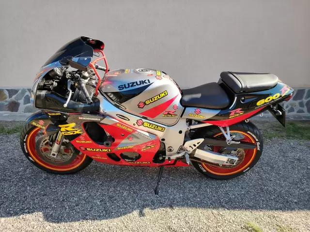 SUZUKI GSXR 600 SRAD ! variante MOTO / AUTO