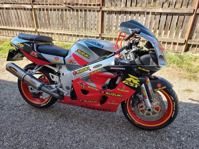 SUZUKI GSXR 600 SRAD ! variante MOTO / AUTO