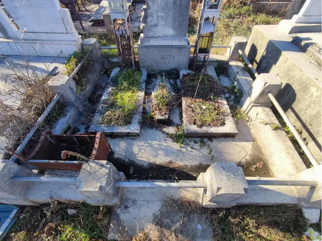 Vand loc de veci in cimitirul Ungureni