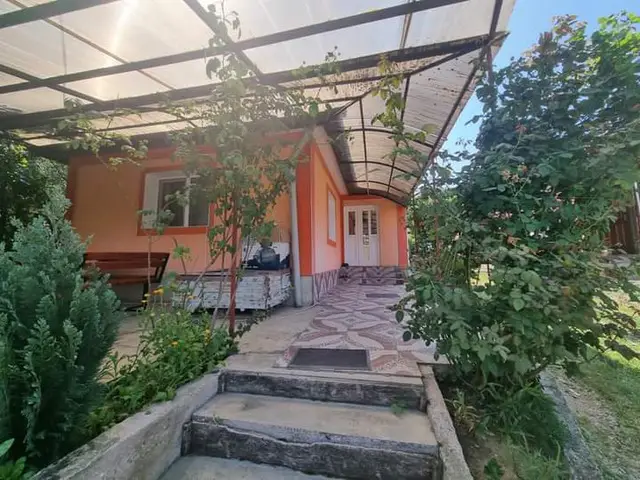 Vand casa cu gradina 3case in aceasi curte