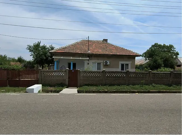 Casa si curte de vanzare, beci, 2 terase, 2 fantani