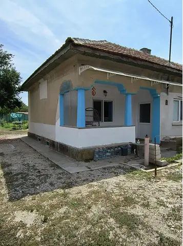 Casa si curte de vanzare, beci, 2 terase, 2 fantani