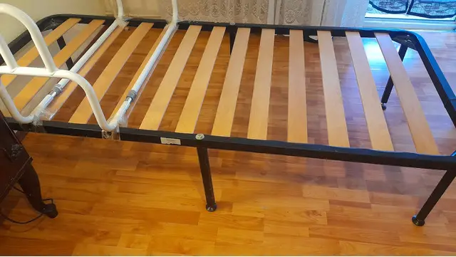 Pat metalic somiera  saltea si brate laterale