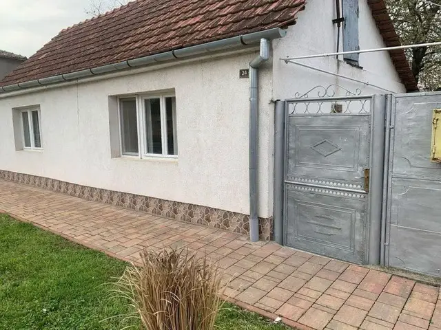 Inchiriez casa in Deta, recent renovata