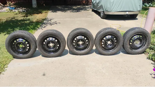 Vand 5 anvelope cu jante.