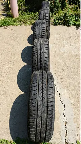 Vand 5 anvelope cu jante.