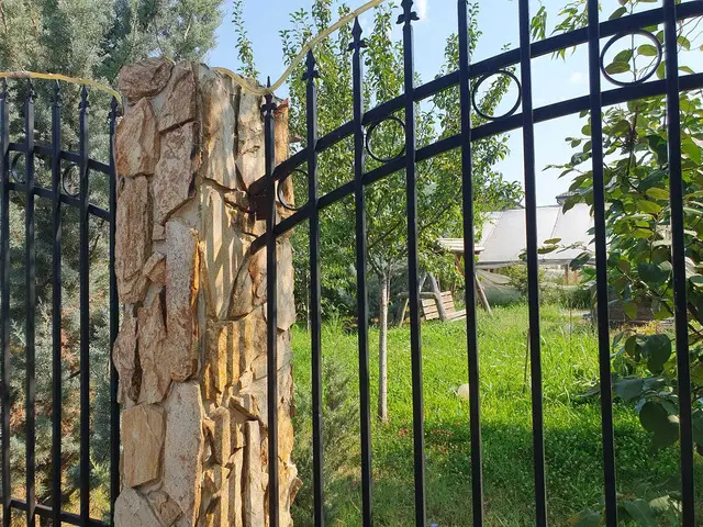 Urgent teren cu foisor si pomi fructiferi